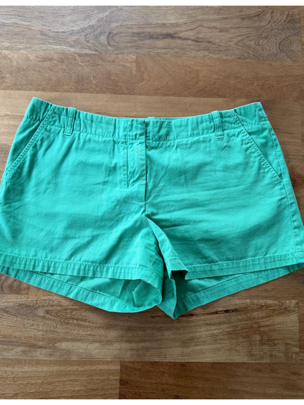 J. Crew Slight Fade Green Low-Fit Cotton Chino Shorts Size 6 w/ 3” Inseam